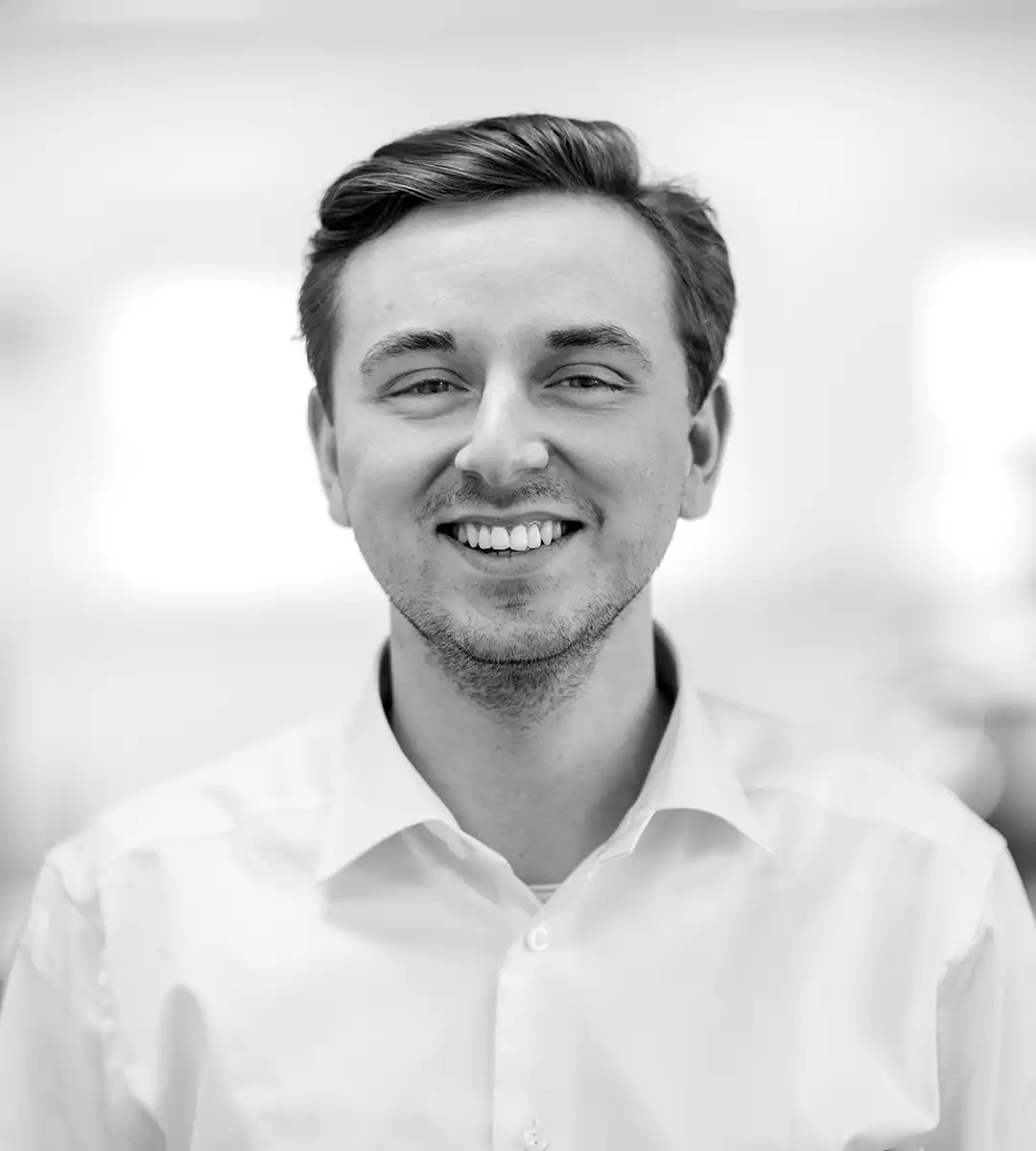 Portrætfoto af Phillip Schjeldal Hansen, Stifter og Teknisk Direktør hos Adminity.